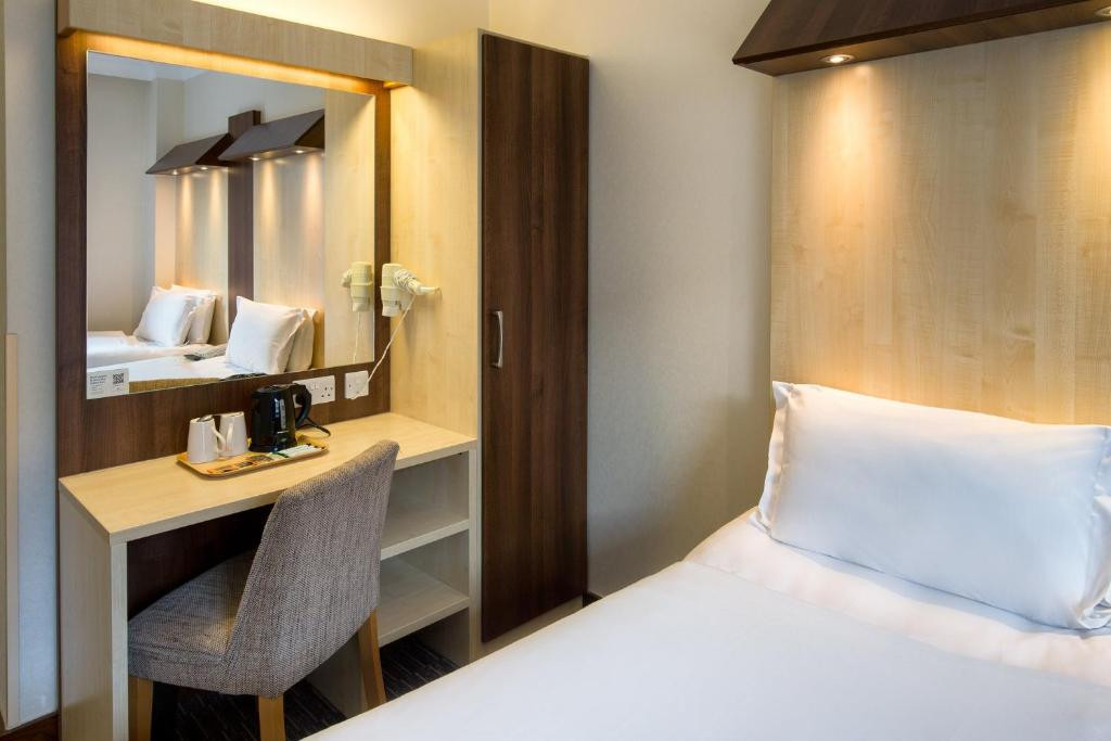 Shared Twin Room at a London Hotel