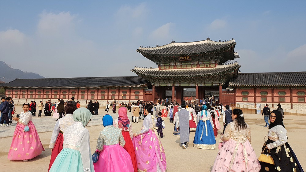 Gyeongbokgung Palace Tour in Hanbok