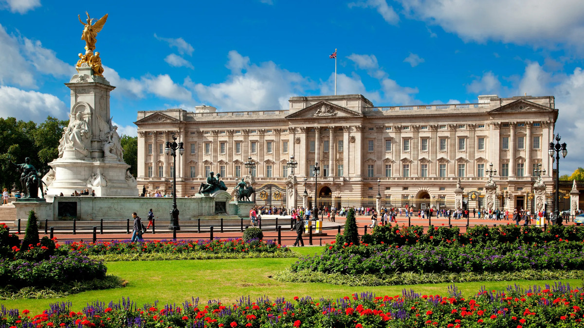 Buckingham Palace & Royal Mile stroll
