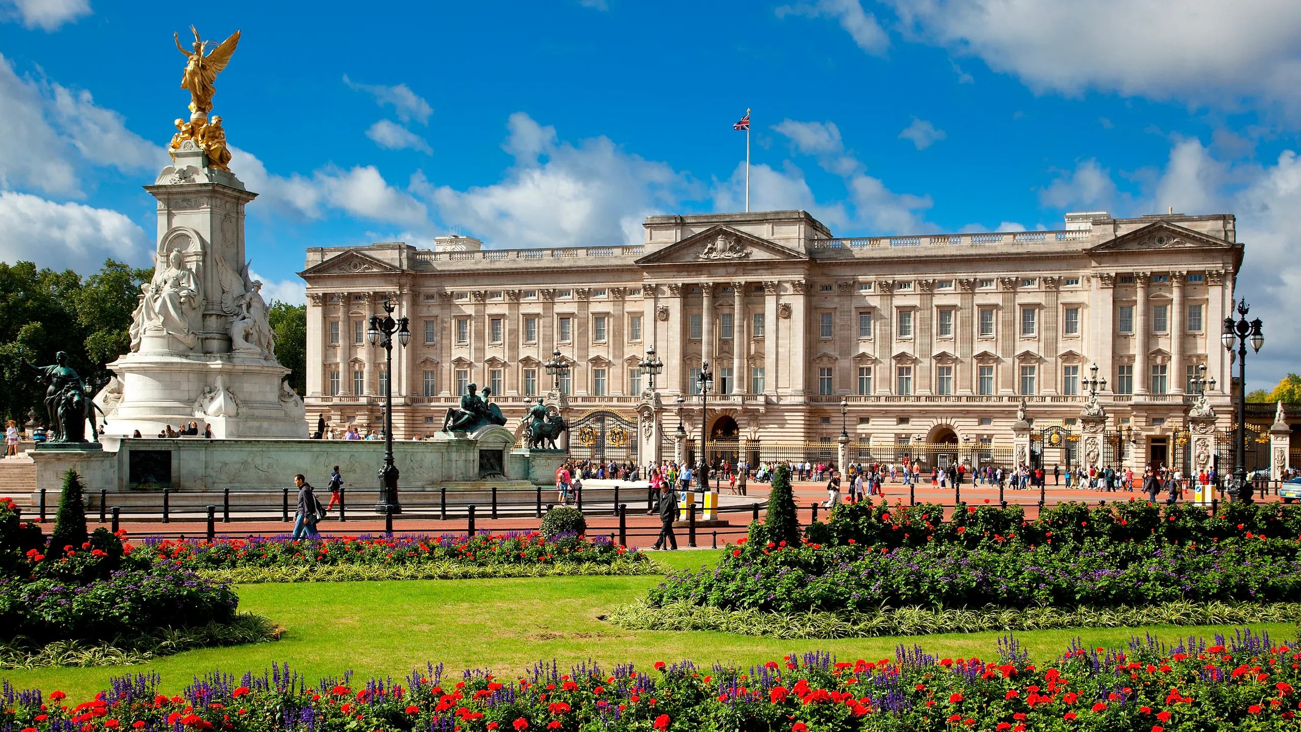 Buckingham Palace & Royal Mile stroll