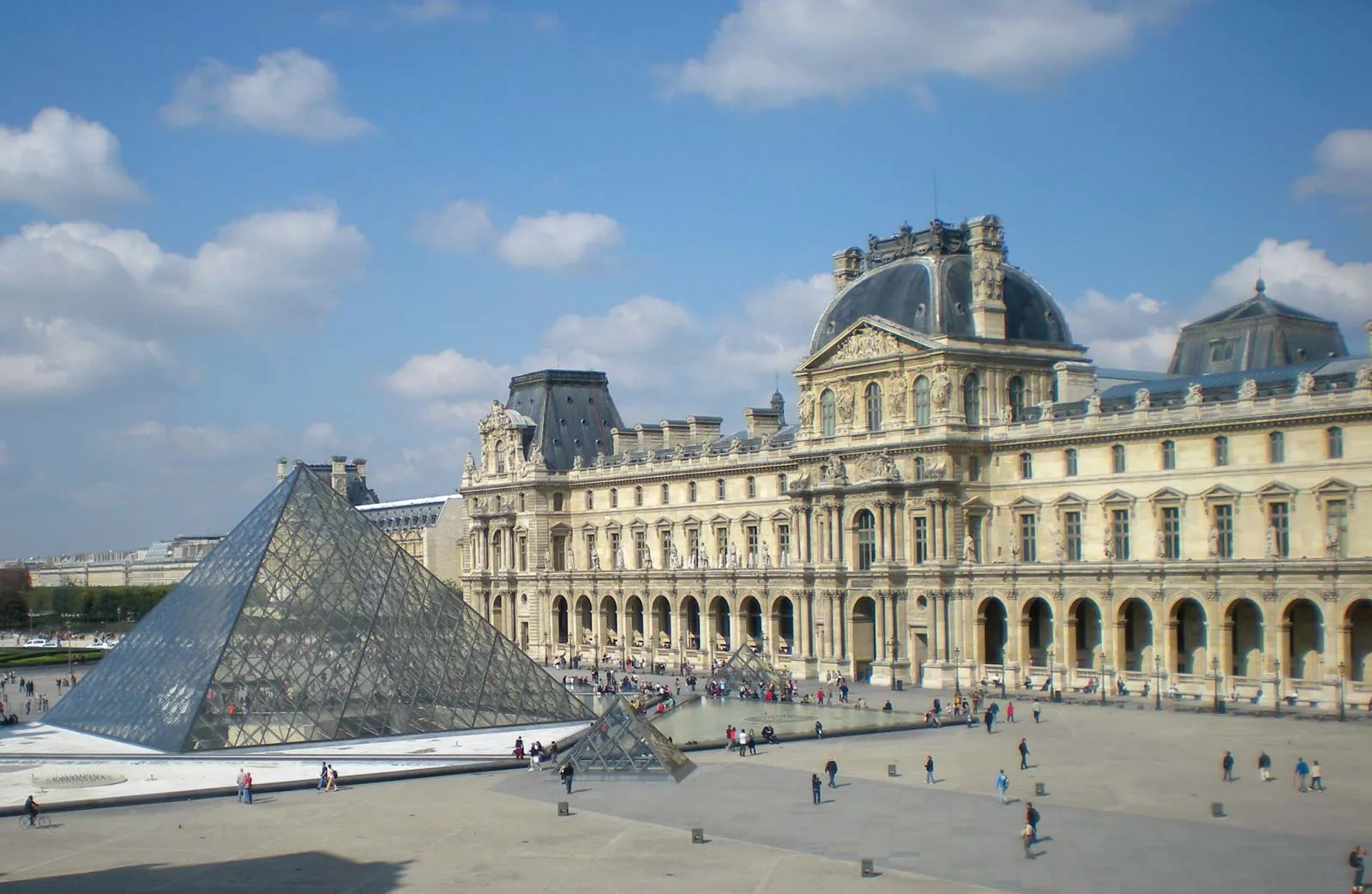 Louvre Museum, Tuileries Gardens & Place de la Concorde